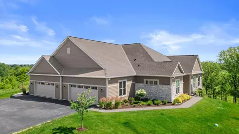 n28w25172 Parkway Rdg #B, Pewaukee, WI 53072