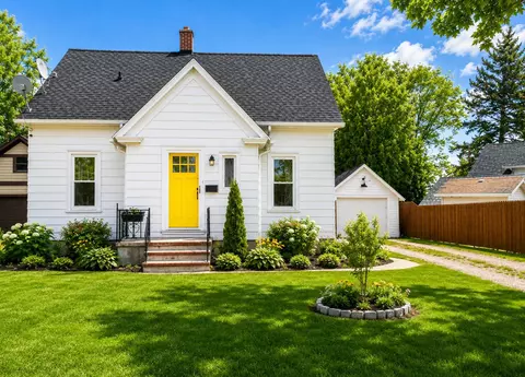 1102 Nagle, Manitowoc, WI 54220