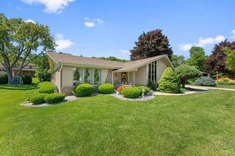4821 W Clayton Crst, Greenfield, WI 53220