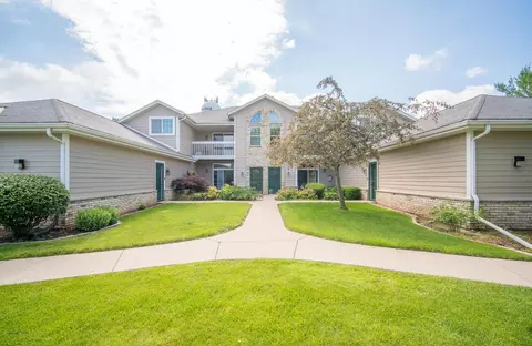 1046 River Pl #8, Waukesha, WI 53189
