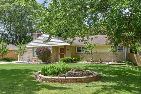2127 N 122nd, Wauwatosa, WI 53226