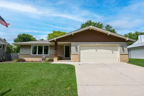 300 E Parkway Ests, Oak Creek, WI 53154