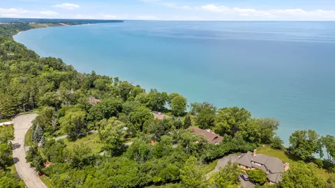 11272 N Lakeview, Mequon, WI 53092