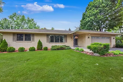 895 Copenhill, Waukesha, WI 53186