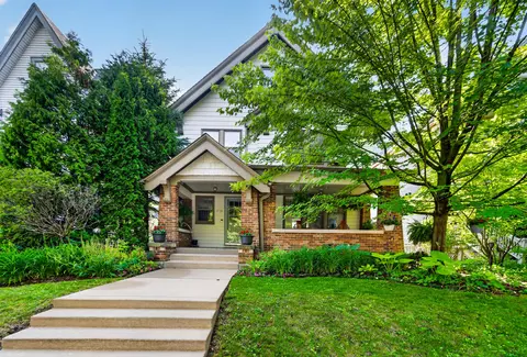 2734 N Farwell, Milwaukee, WI 53211