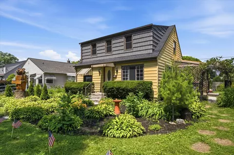 4100 S Hately, Saint Francis, WI 53235