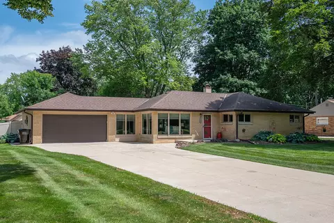 1618 S Wildwood, New Berlin, WI 53151