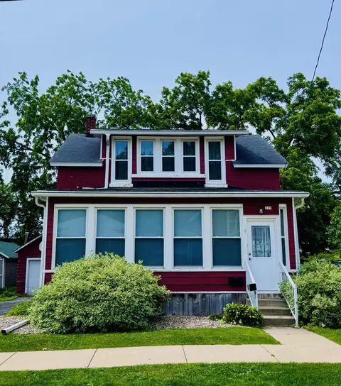 339 W South, Oconomowoc, WI 53066