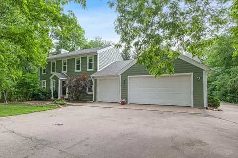 1703 Bark Riv, Hartland, WI 53029