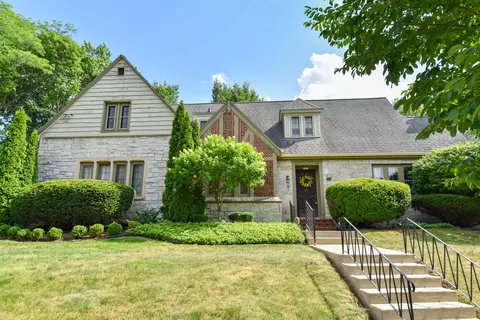 8525 Ravenswood, Wauwatosa, WI 53226