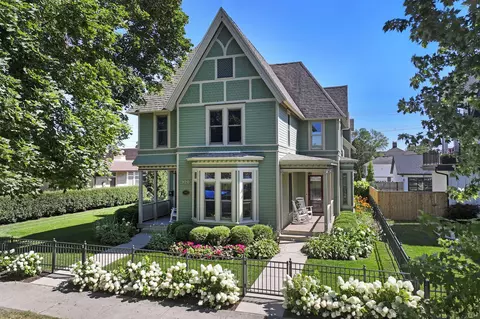 920 Geneva, Lake Geneva, WI 53147