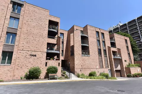 1906 E Shorewood #265, Shorewood, WI 53211