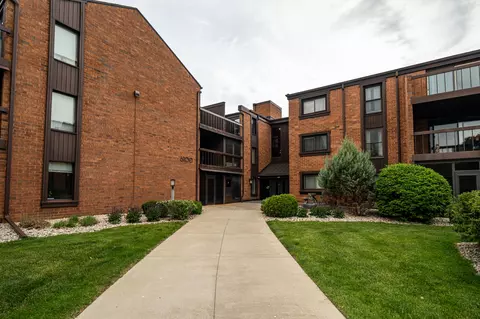 6100 W Stonehedge #142, Greenfield, WI 53220