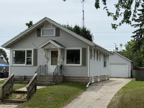 2219 La Follette, Manitowoc, WI 54220