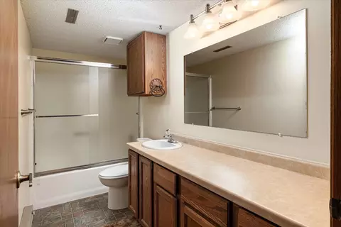 Bath - 705 14th, La Crescent, MN 55947 photo 2 of 2
