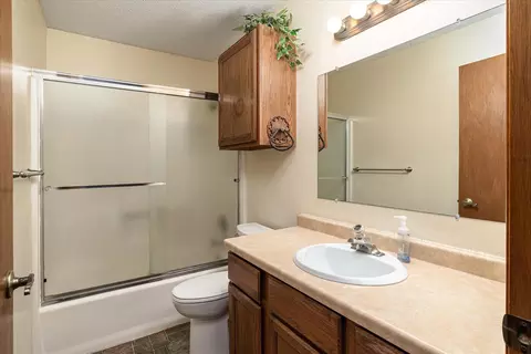 Bath - 705 14th, La Crescent, MN 55947 photo 1 of 2