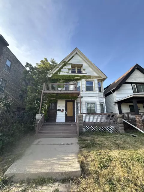 4522 W Lloyd #4524, Milwaukee, WI 53208