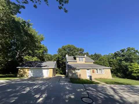 w297n2968 Oakwood Grv, Delafield, WI 53072