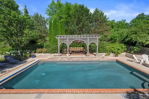 1168 Mary Hl, Hartland, WI 53029