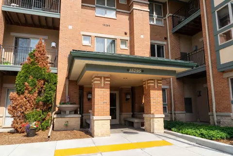 15295 W Library #213, New Berlin, WI 53151