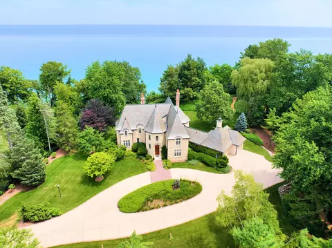 11602 N Shorecliff, Mequon, WI 53092