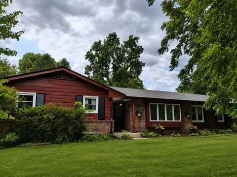 n8093 Lakeview Road, Oconomowoc, WI 53066