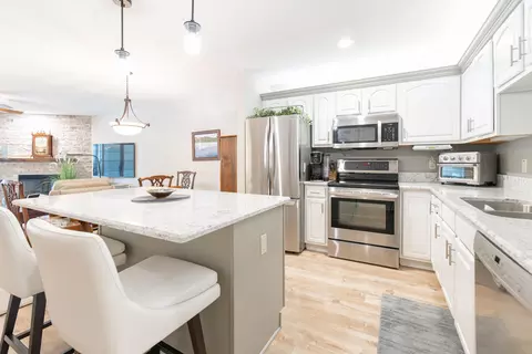 n16w26553 Conservancy #C, Pewaukee, WI 53072