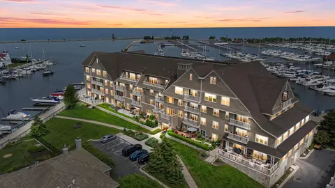 4 Gaslight #111, Racine, WI 53403
