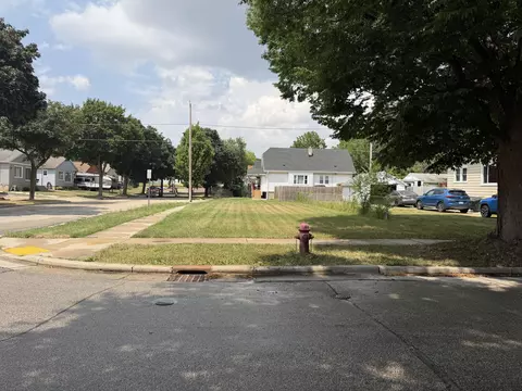 16 S 89th, West Allis, WI 53214