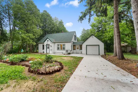 1900 Edgewater Dr, Grafton, WI 53024