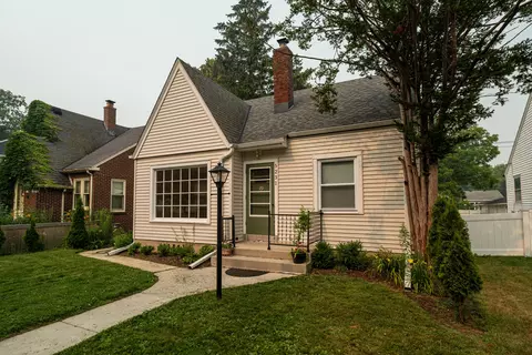5231 N Bay Rdg, Whitefish Bay, WI 53217