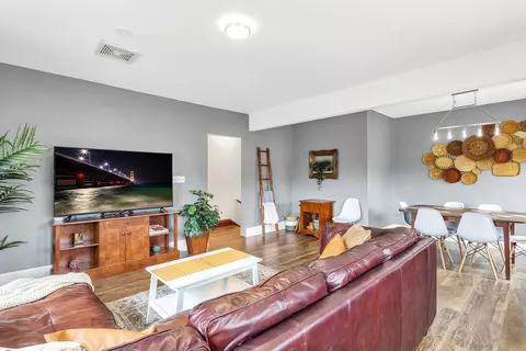 3041 N Oakland #3043, Milwaukee, WI 53211