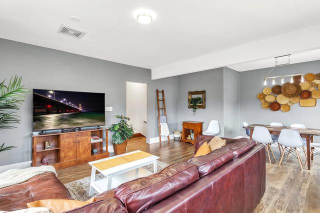 3041 N Oakland #3043, Milwaukee, WI 53211