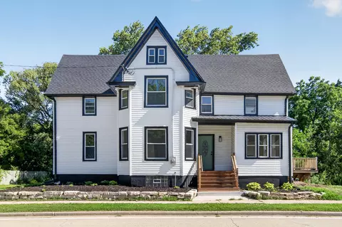 1836 W Mequon, Mequon, WI 53092