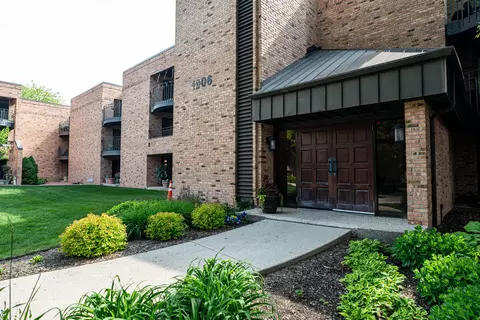 1906 E Shorewood #163, Shorewood, WI 53211