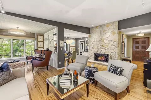 1229 N Jackson #301, Milwaukee, WI 53202