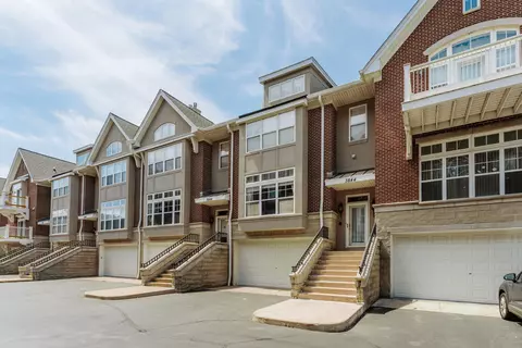 3844 S S Lk #15, Saint Francis, WI 53235