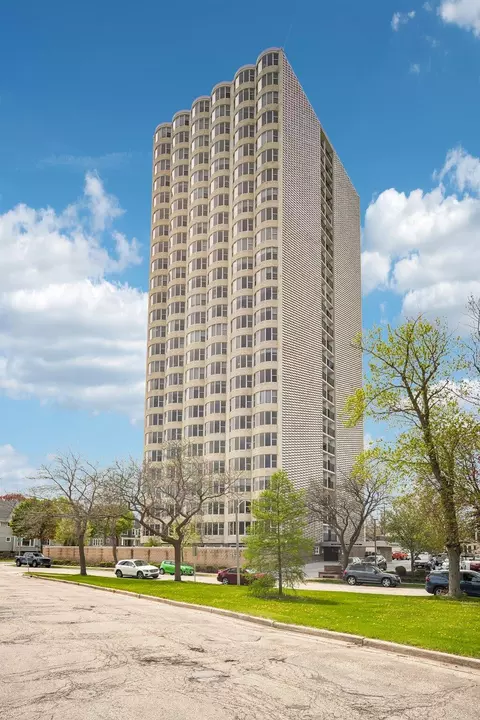 2525 S S Shr #14B, Milwaukee, WI 53207
