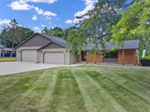 4450 S Hearthside, New Berlin, WI 53151