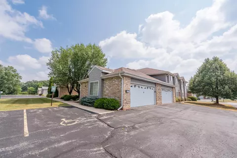 9131 S Aspen #8, Oak Creek, WI 53154