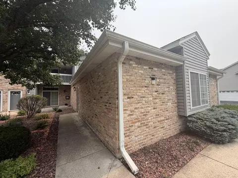 9131 S Aspen #8, Oak Creek, WI 53154