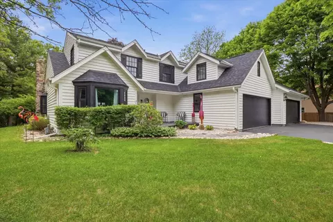 423 Bron Derw, Wales, WI 53183