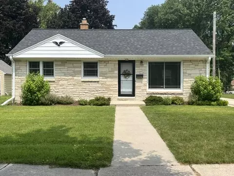 238 Lincoln Dr, West Bend, WI 53095