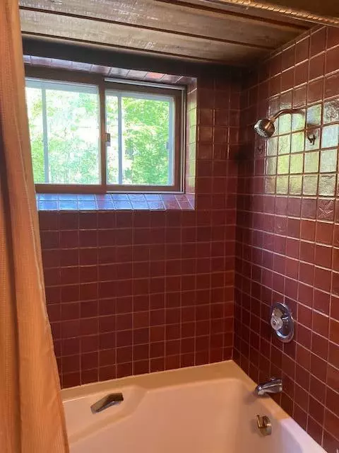 Bath - W6230 Olivia, Crivitz, WI 54114 photo 2 of 3