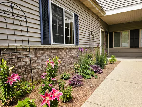 2178 Pine Rdg #D, Grafton, WI 53024