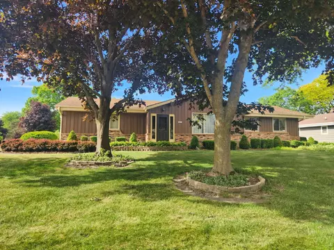 14875 W Signet, New Berlin, WI 53151