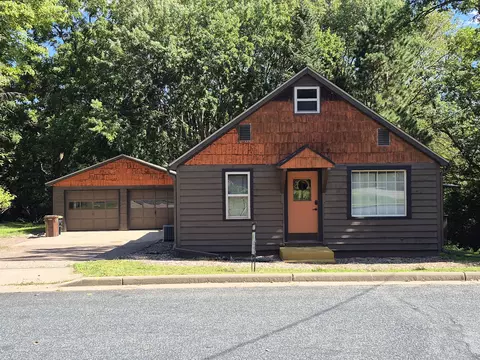 1915 Abbe Hl, Eau Claire, WI 54703