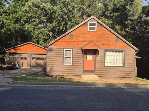1915 Abbe Hl, Eau Claire, WI 54703