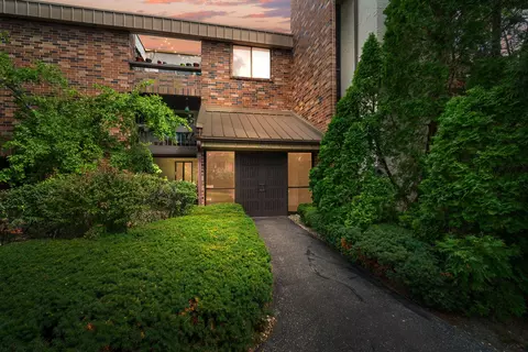 2200 W Good Hope #317, Glendale, WI 53209