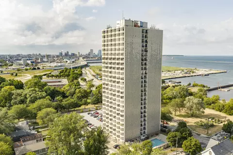 2525 S S Shr #16D, Milwaukee, WI 53207